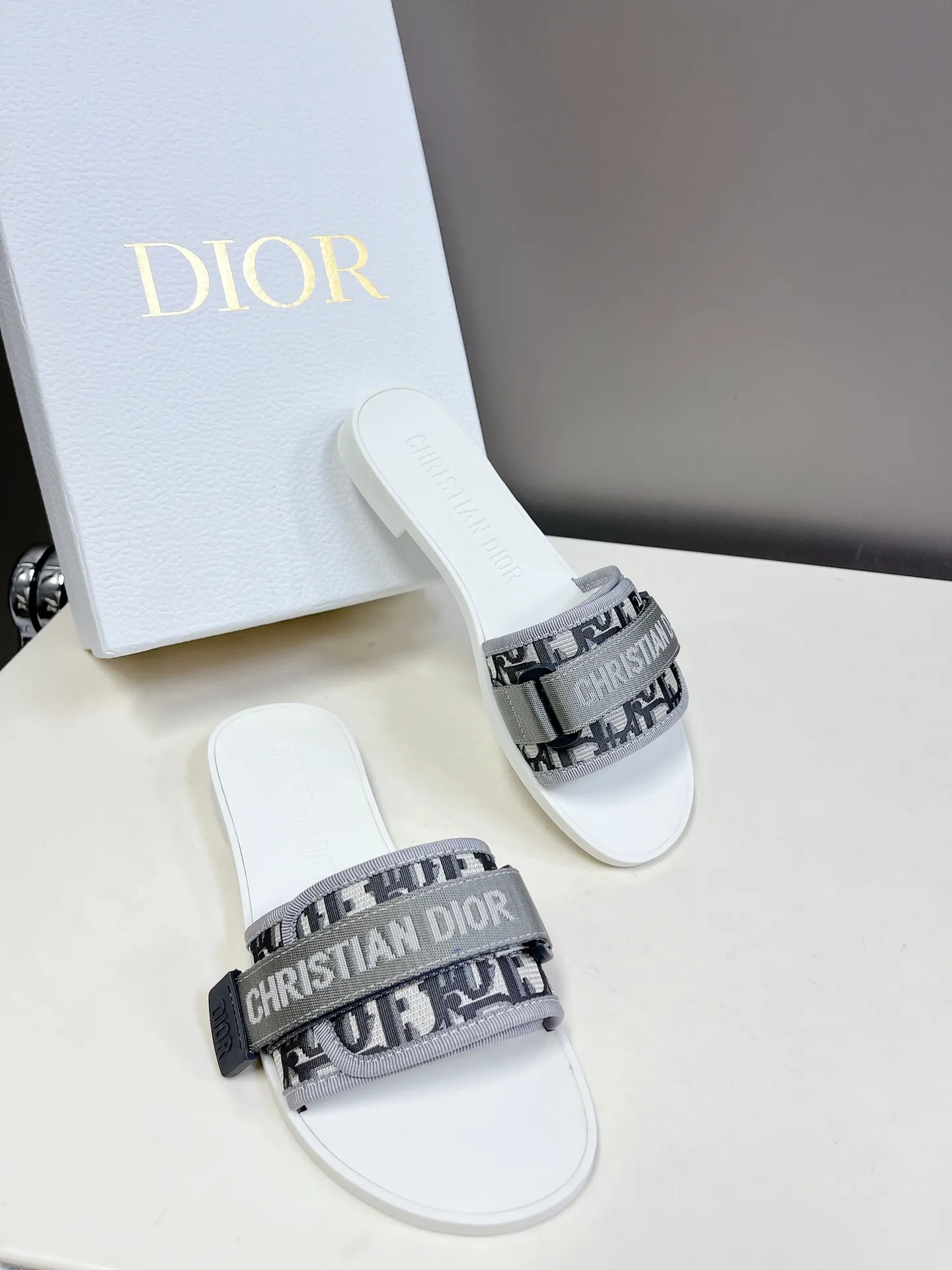 👟👟Ex-factory price 360👟👟 Dior classic Dior Velcro buckle sandals. The high version of the GO original version is perfectly reproduced. The most popular color matching fabric. Super layered. The original molded high-end TPU outsole✔️very comfortable and easy to walk. The upper materials are all original customized, 3D electric embroidered three-dimensional cloth surface. Very versatile. A must-have for lazy people in summer. The original full set of packaging code number: 35-40
